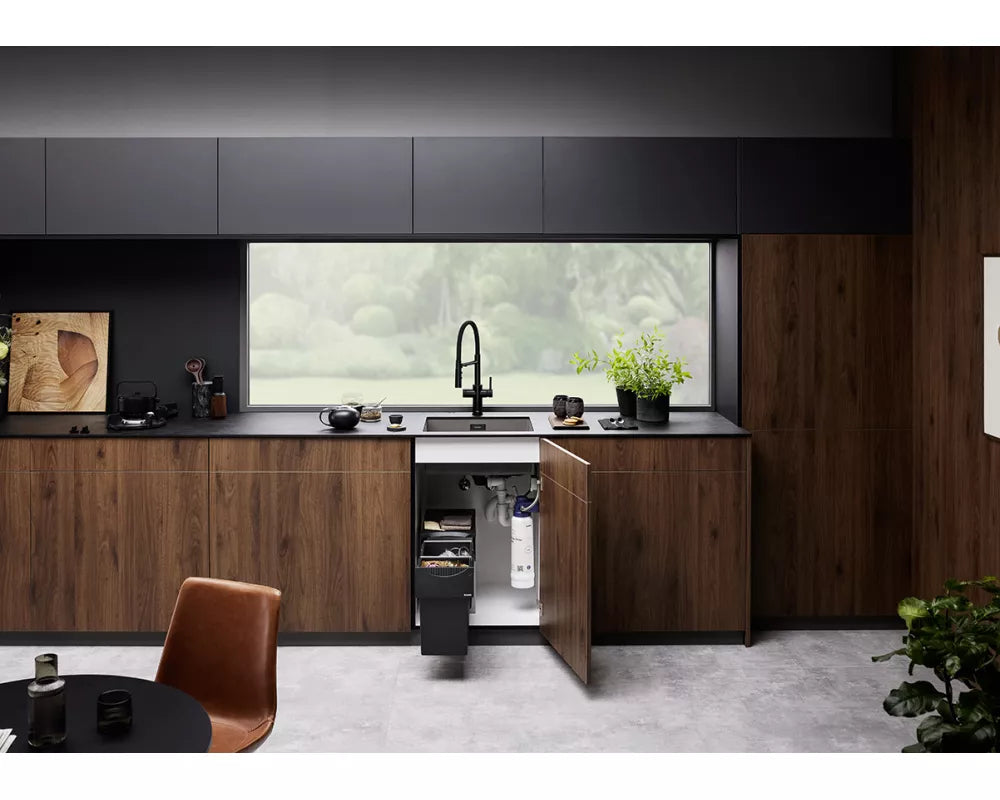 Nowoczesna kuchnia z zlewozmywakiem, czarną baterią i filtra wody pod zlewem
